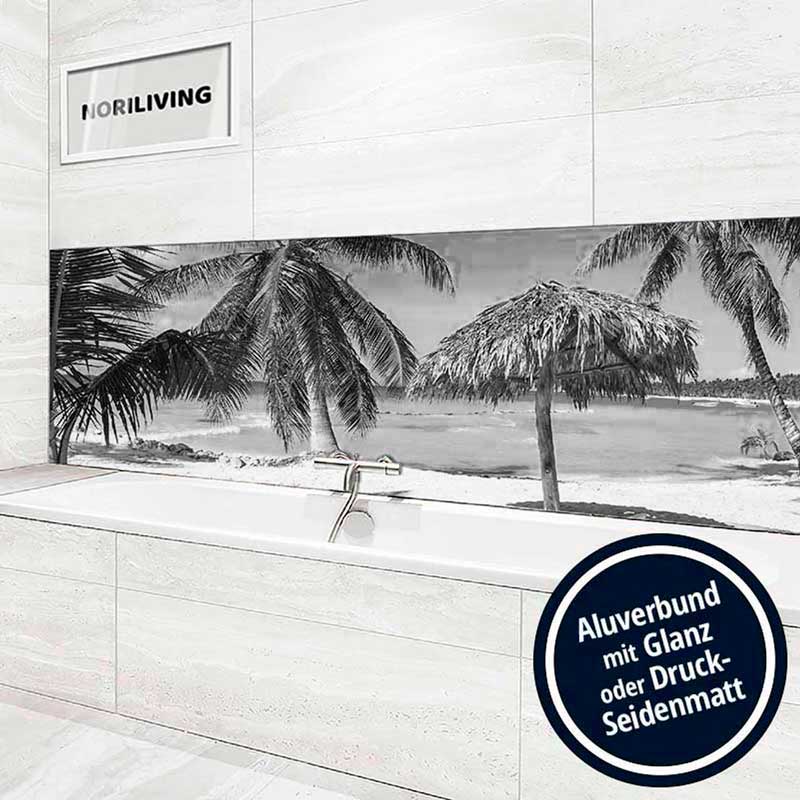Badezimmer mit stilvollem Aluverbund-Panel, Strandmotiv in Schwarz-Weiß, über Badewanne