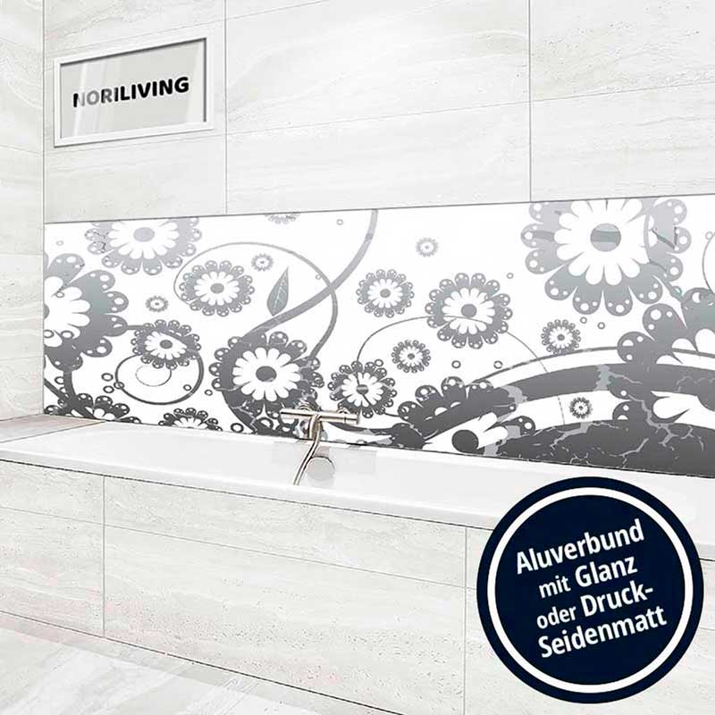 Blumenmuster aus Aluverbund als dekorativer Spritzschutz über der Badewanne