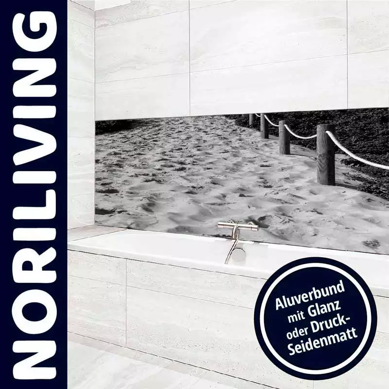 Badezimmer mit Aluverbund-Wandverkleidung in Glanz oder Seidenmatt von NORILIVING, zeigt Motiv eines sandigen Weges zu Strand