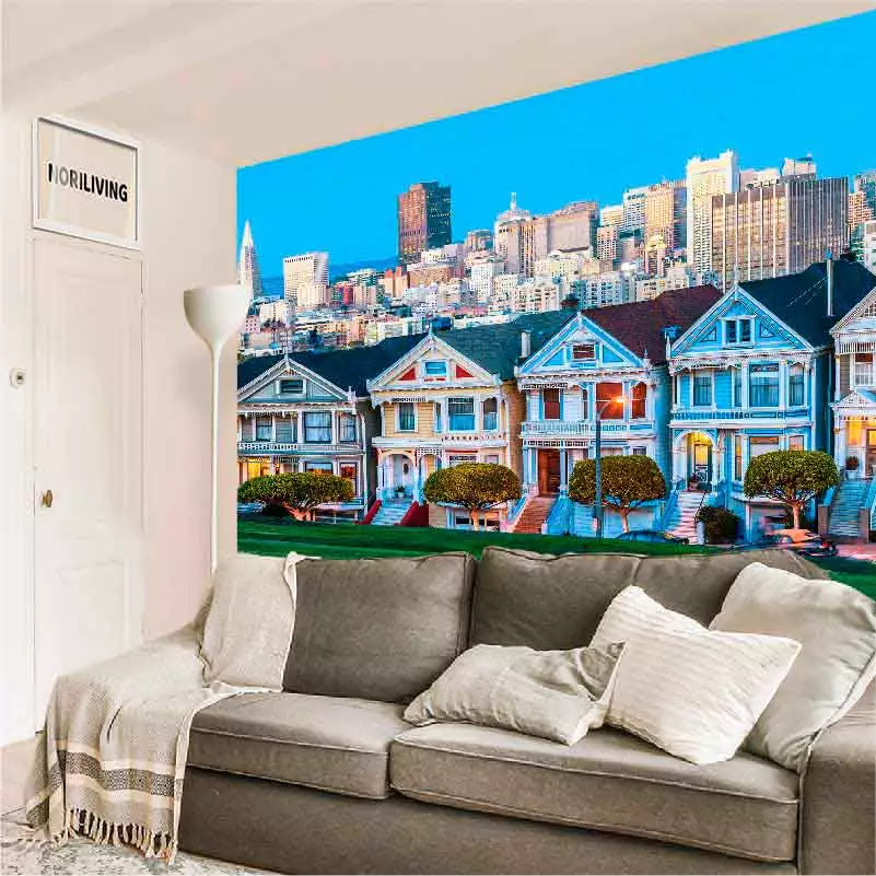 Ein modernes Wohnzimmer mit einer fotorealistischen Tapete, die die berühmten Painted Ladies in San Francisco zeigt.