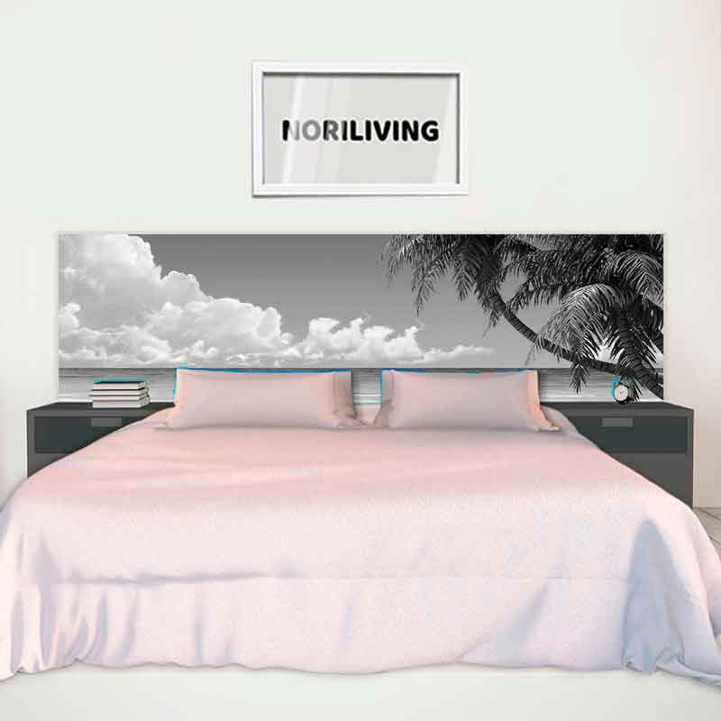 Modernes Schlafzimmer mit Strandmotiv über dem Bett Schlafzimmer mit Himmelbett und Wandbild von Palmen am Strand