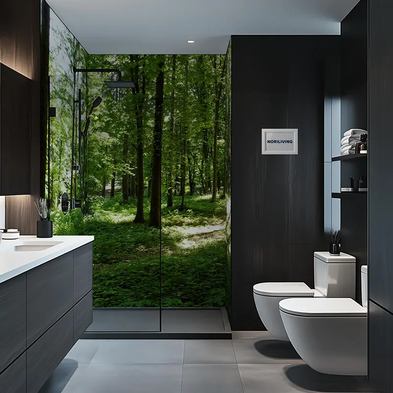 Badezimmer mit naturbelassener Wald-Duschwand