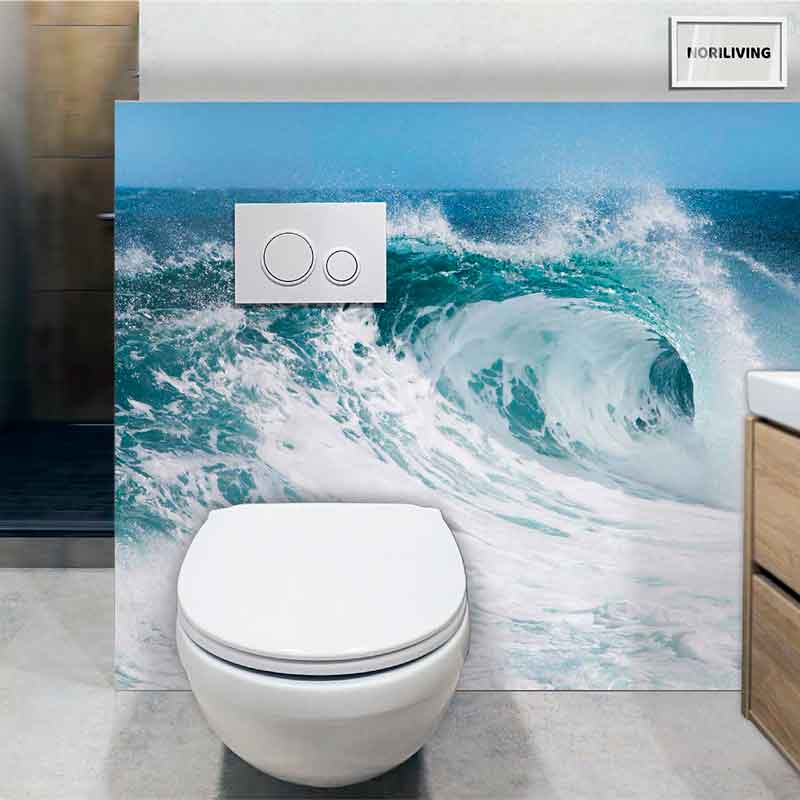 Moderne Toilette mit beeindruckendem Wellenmotiv im Badezimmer Toilette vor einer Wand mit lebendigem Wellenbild im Badezimmer