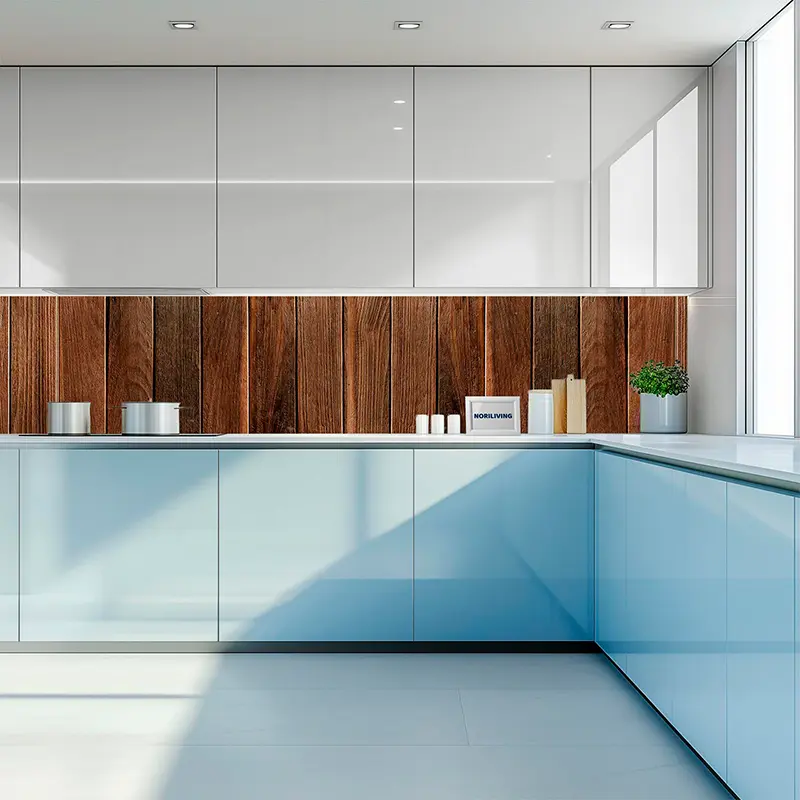 Helle moderne Küche mit blauen Schränken und Holzrückwand