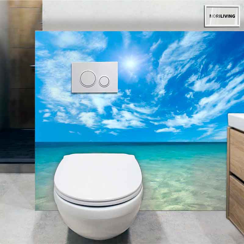 Toilette mit Landschaftsbild an der Wand für ein stilvolles Badezimmerdesign Moderne Toilette mit Fototapete eines Meeres und Himmels im Badezimmer