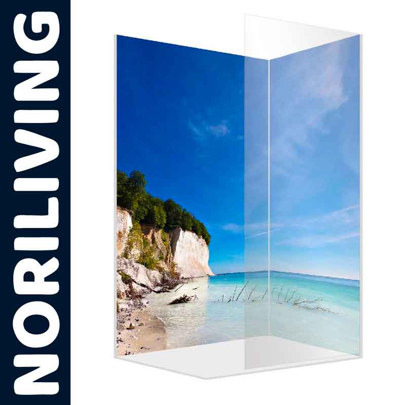 Duschwand von Noriliving mit malerischem Strand und Klippen im Hintergrund
