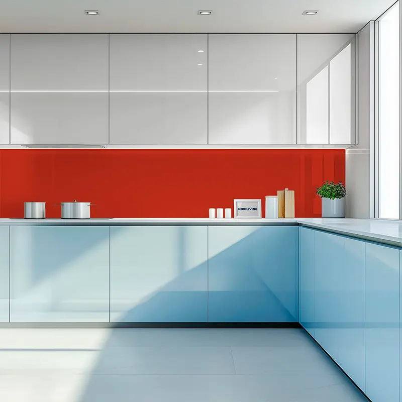 Helle Küche mit roter Rückwand und blauen Fronten