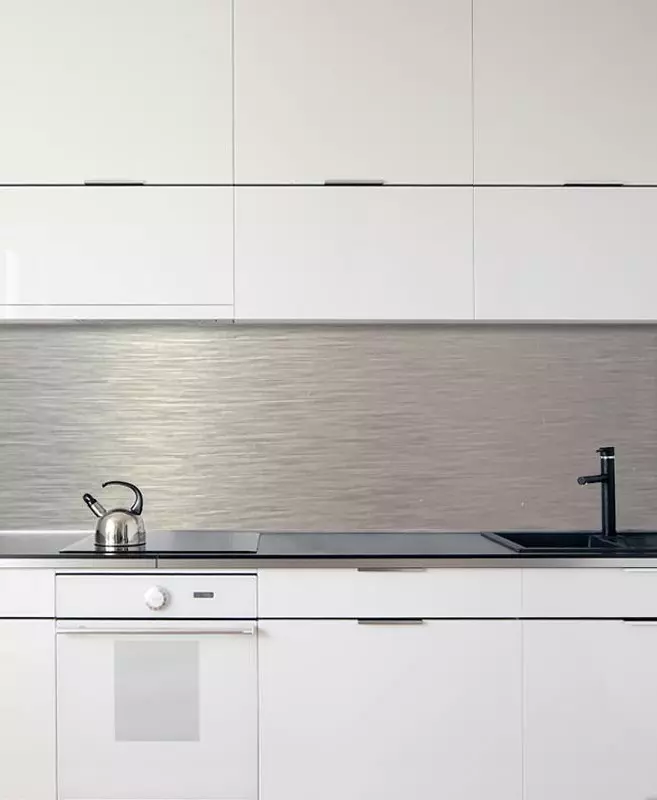 Weiße Küche mit minimalistischen Schränken, Glaskeramikkochfeld, Wasserkocher und schwarzer Armatur