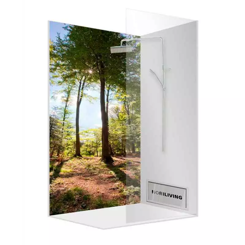 Duschabtrennung mit Waldmotiv, das Sonnenlicht und Bäume zeigt, ideal für ein naturverbundenes Badezimmerdesign
