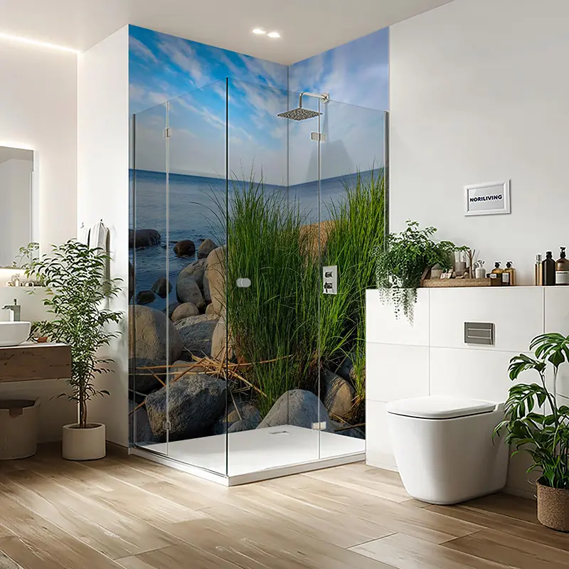 Modernes Badezimmer mit Glasdusche und Küstenmotiv