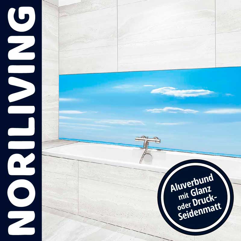 Moderne Badezimmergestaltung mit einer blauen Rückwand, die einen Meerblick darstellt, aus Aluverbund mit Glanz oder Druck-Seidenmatt von Noriliving