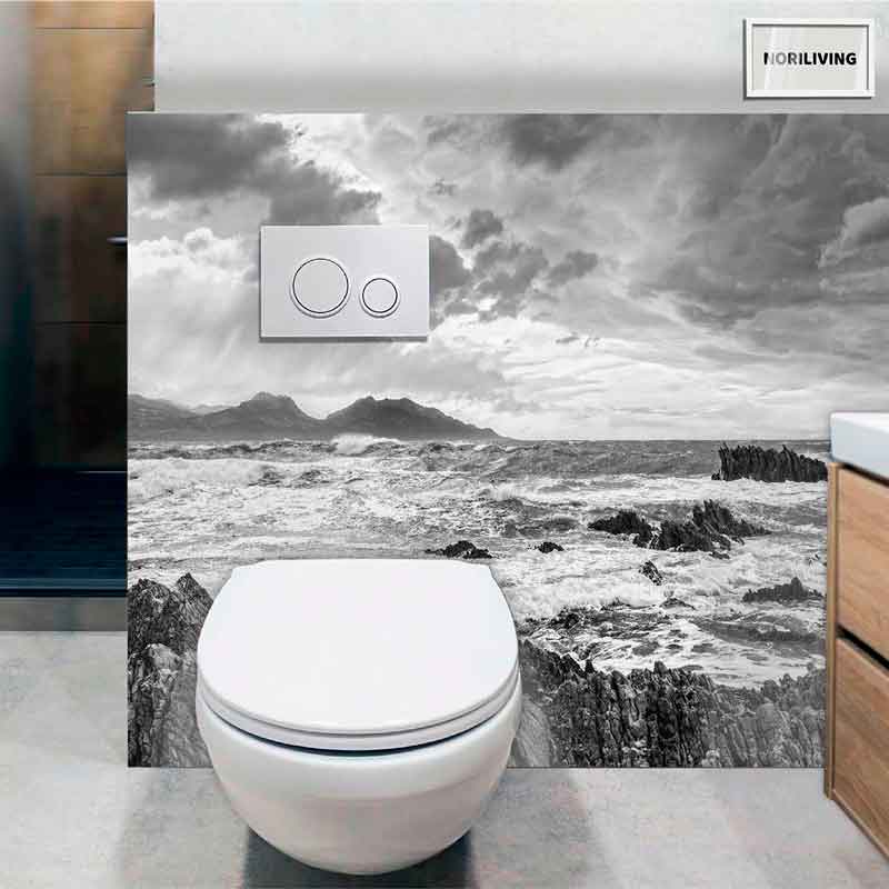Wandtattoo Meerblick im Badezimmer Moderne Badezimmergestaltung mit Toilette und Wandtattoo eines stürmischen Ozeans