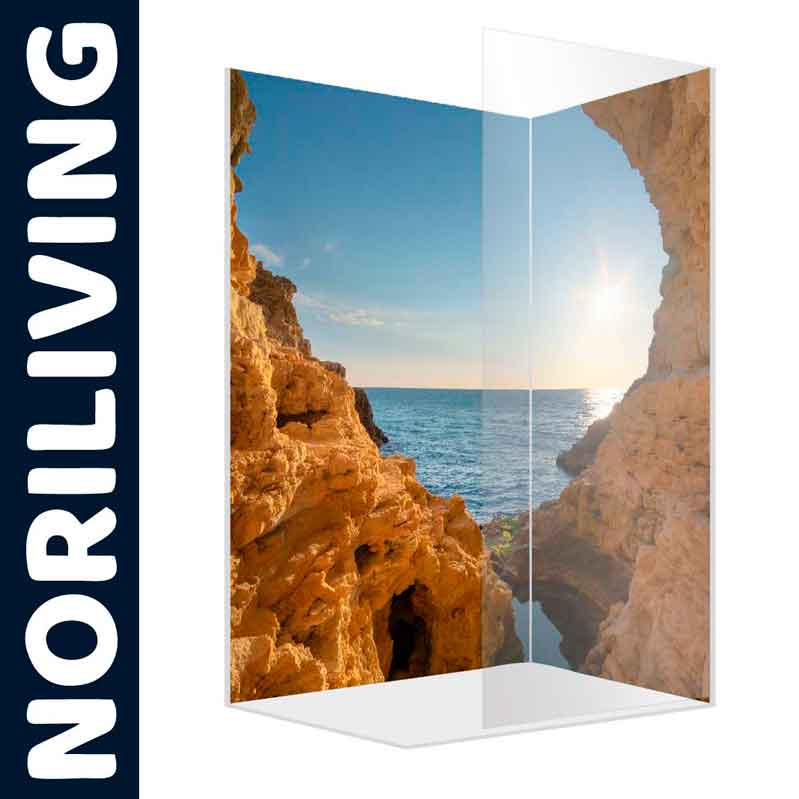 Transparente Duschwand mit atemberaubendem Küstenmotiv und Sonnenuntergang von NORILIVING