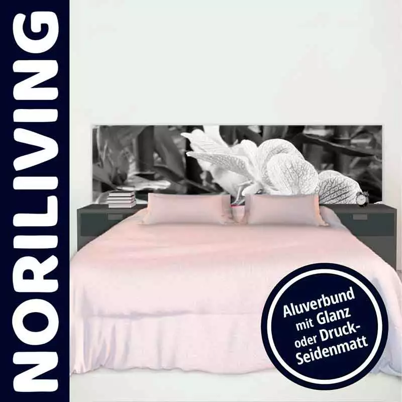 Schlafzimmer mit rosa Bettdecke, Kunstlederbett und Blumendesign auf dem Kopfteil, Aluverbund mit Glanz oder Druck-Seidenmatt