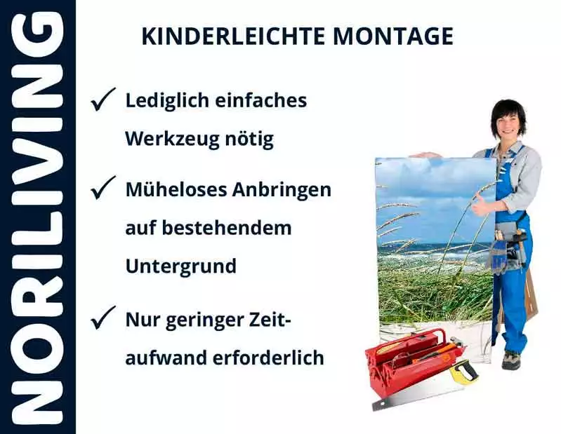 Person präsentiert ein Poster mit der Aufschrift 'Kinderleichte Montage' von Noriliving. Text zeigt einfache Installation mit minimalem Werkzeugeinsatz.