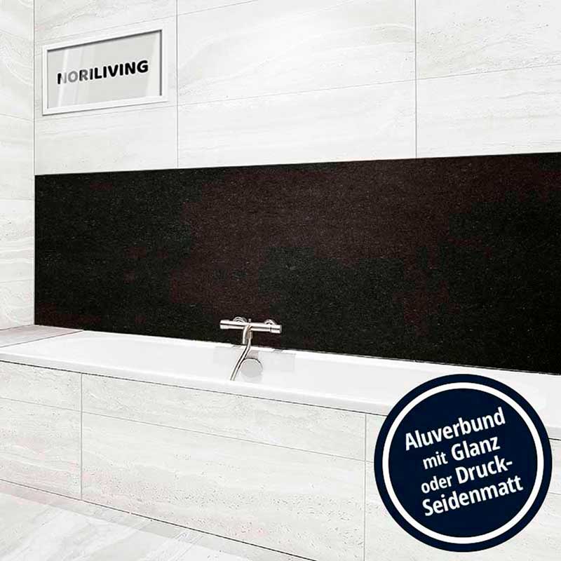 Hochwertige Badewanne mit schwarzer Aluverbund-Rückwand, dekoriert im modernen Stil. Markenname 'NORILIVING' an der Wand.