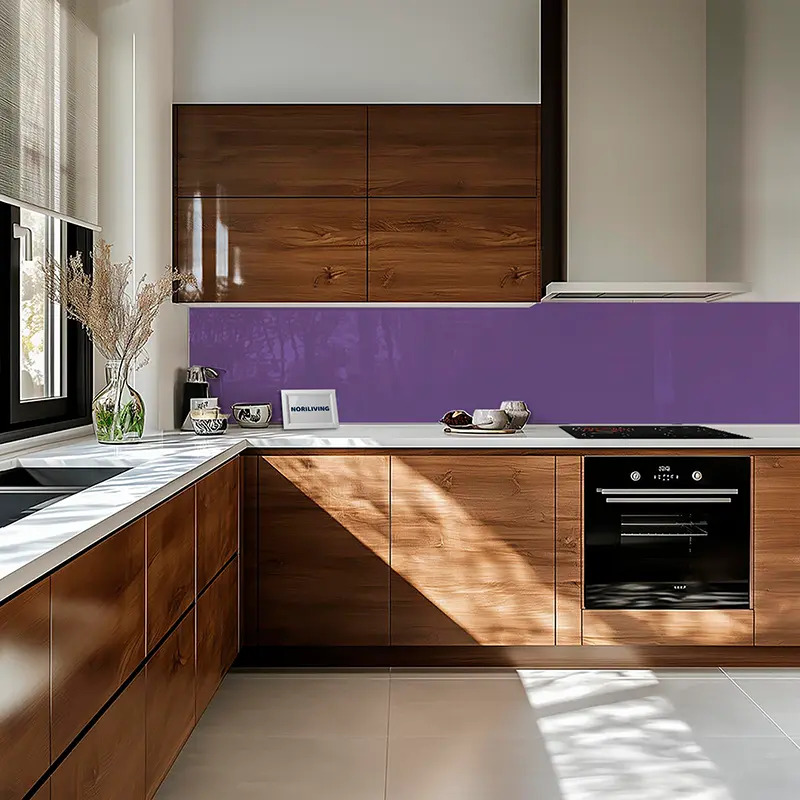 Holzküche mit lila Spritzschutz und Einbauofen