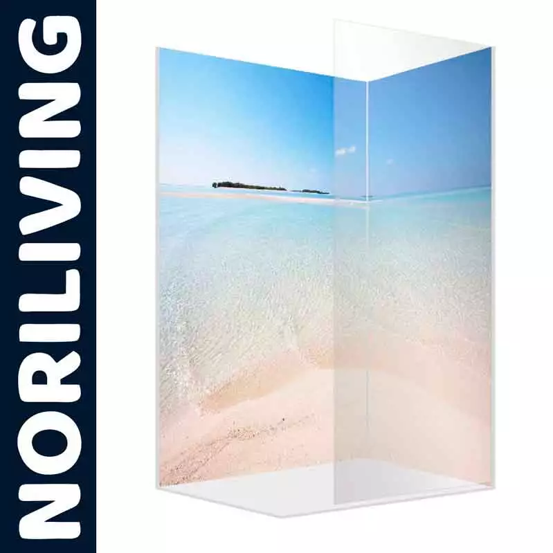 Transparente Duschtrennwand von Noriliving mit Insel- und Strandmotiv auf hellem Hintergrund
