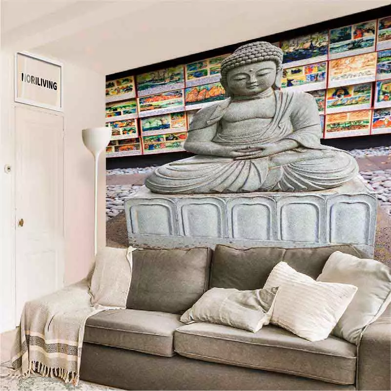 Ein Wohnzimmer mit einer Buddha-Statue als Wanddekoration über einem Sofa und einem Lampenschirm im skandinavischen Stil.