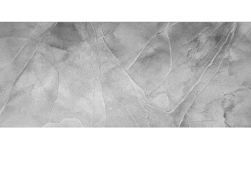 Naheaufnahme einer Fliese mit grauer Marmoroptik und feinen Adern