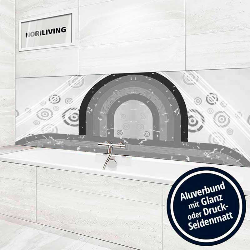 Minimalistisches Badezimmer mit dekorativer Aluverbund Wandverkleidung in Glanz oder Druck-Seidenmatt, hinter einer Badewanne installiert.