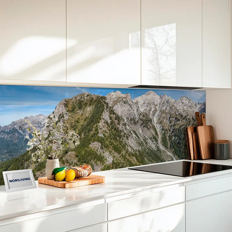 Weiße Küchenfront mit Glasrückwand Bergmotiv