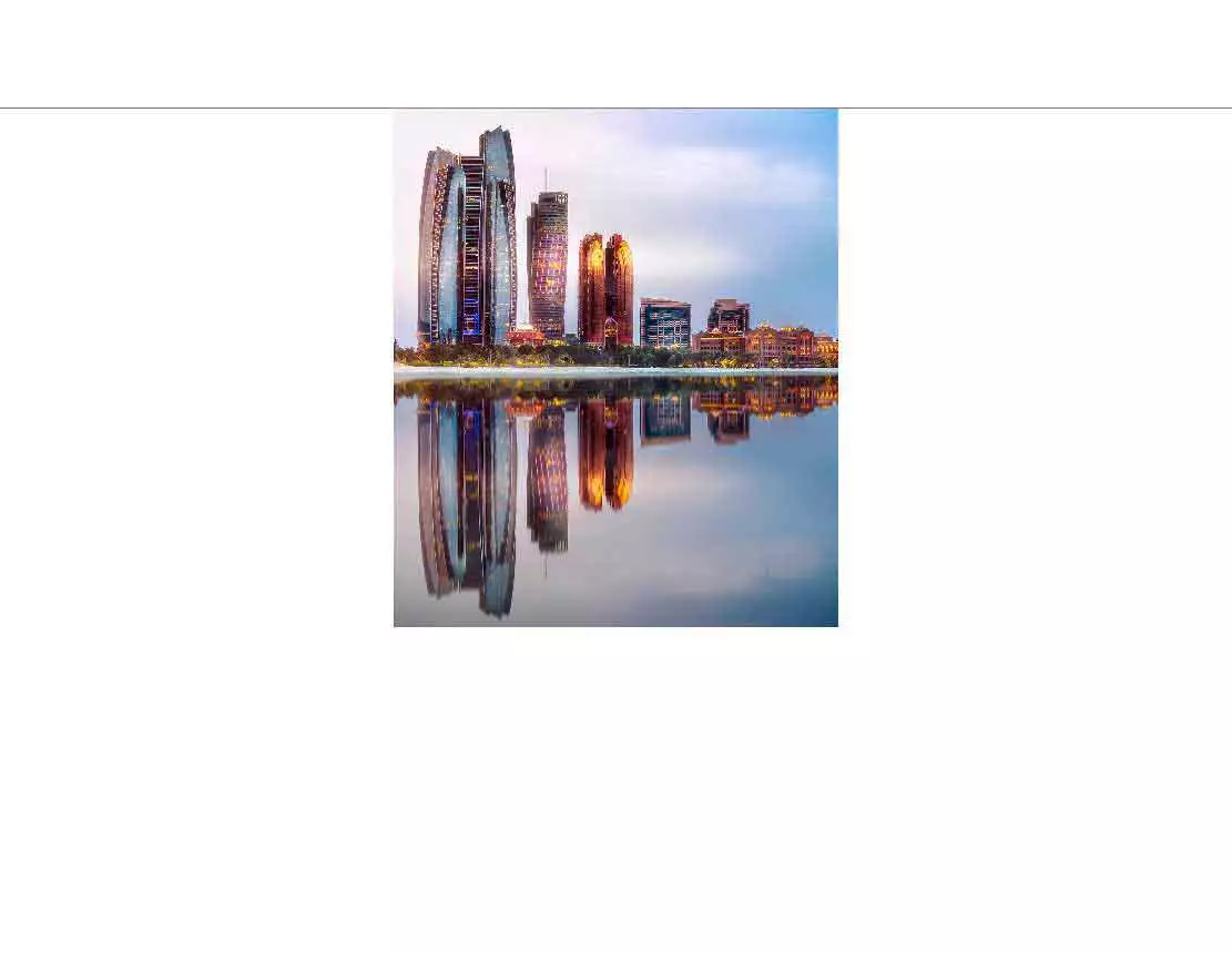 Die Skyline einer Stadt mit beleuchteten Wolkenkratzern, die sich im Wasser spiegeln.