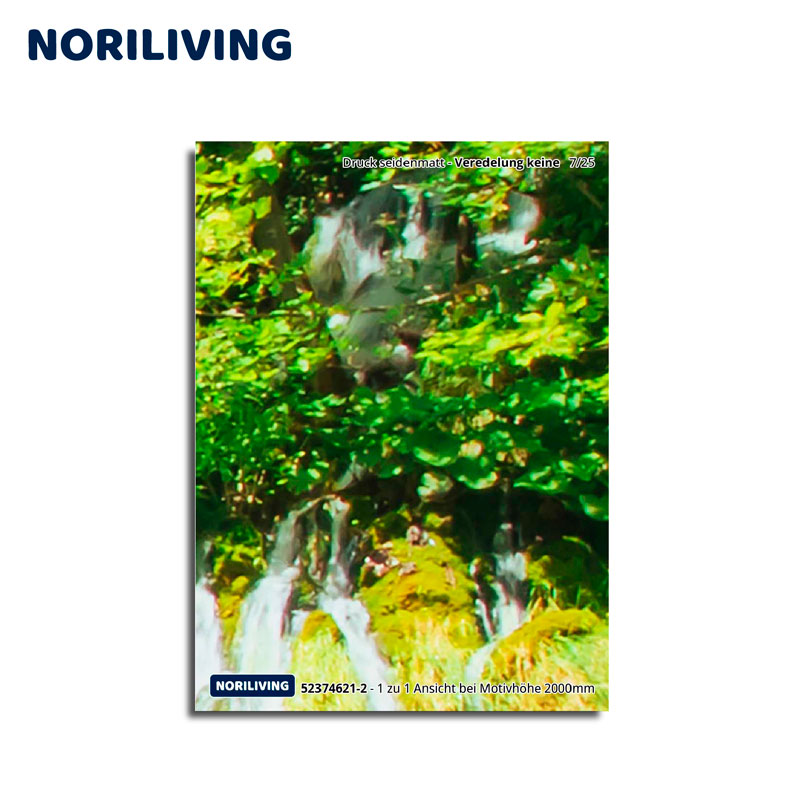 Dekoratives Wandbild zeigt einen üppigen, grünen Wald mit Wasserfall, ideal für Wohnräume