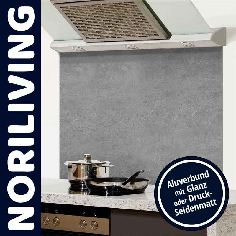 NORILIVING Küchenrückwand aus Aluverbund in Glanz oder Druck-Seidenmatt Moderne Küchenrückwand aus grauem Aluverbund mit Edelstahl-Topfset davor