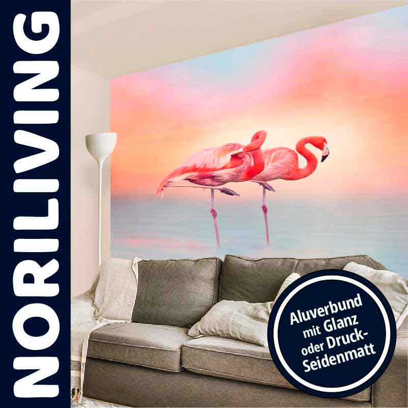 Wandbild mit Flamingos im Sonnenuntergang - Aluverbund mit Glanz oder Druck-Seidenmatt Wandbild mit zwei Flamingos vor einem Sonnenuntergang über einem Sofa, verfügbar in Aluverbund mit Glanz oder Druck-Seidenmatt.