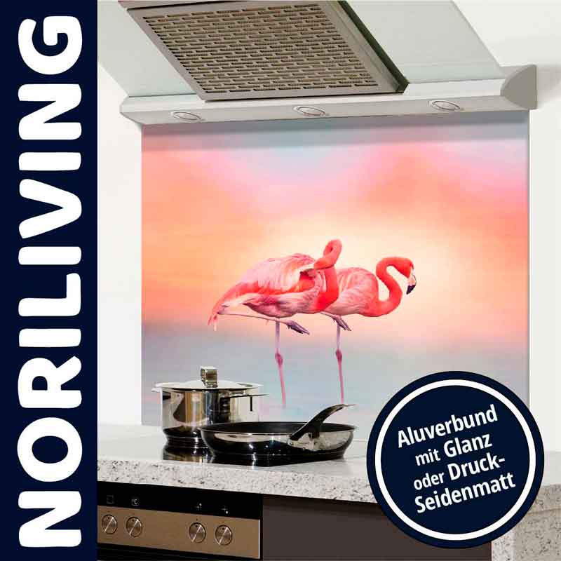 Flamingo-Motiv auf Küchenspritzschutz mit glänzendem Aluverbund über einem Herd