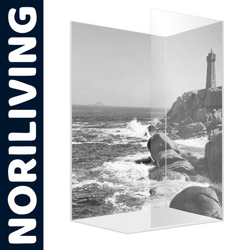 Schwarzweiß-Fotografie einer Duschwand mit Leuchtturm und Felsen im Meer von NORILIVING