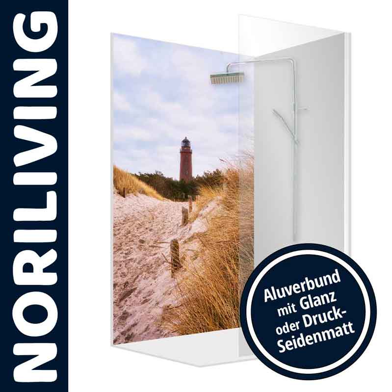 Duschwand von NoriLiving mit Strandweg und Leuchtturm-Motiv, angeboten in glänzendem oder seidenmattem Alu-Verbund