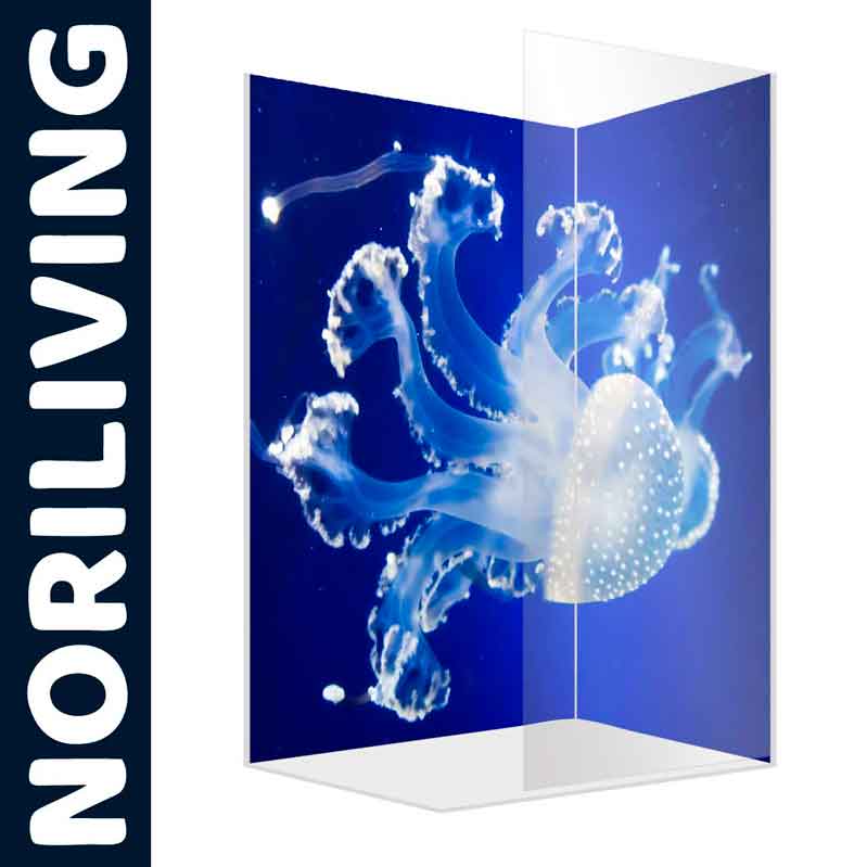 Duschwand mit Medusenmotiv von Noriliving Dekorative Duschwand mit einem blauen Medusenmotiv von der Marke Noriliving
