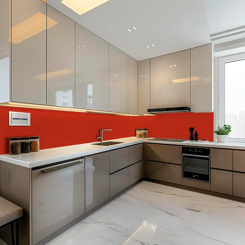 Offene Eckküche mit Hochglanzfronten und rotem Splashback