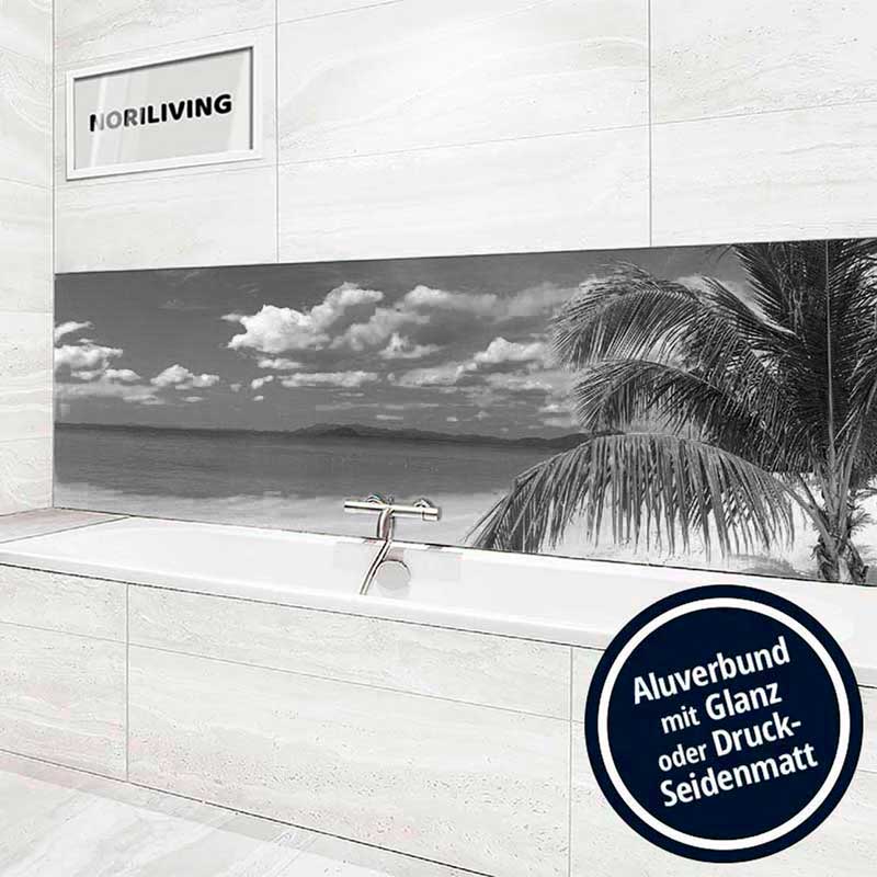 Badezimmer mit moderner Aluverbund-Rückwand, die ein Strandmotiv zeigt.