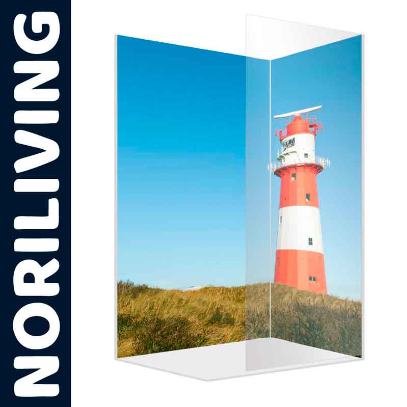 Duschwand mit Leuchtturm-Motiv, blauer Himmel und Dünenlandschaft, Marke NORILIVING