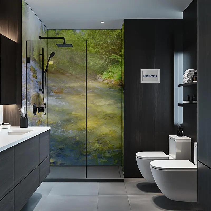 Luxuriöses Badezimmer mit Glasdusche und Flussmotiv