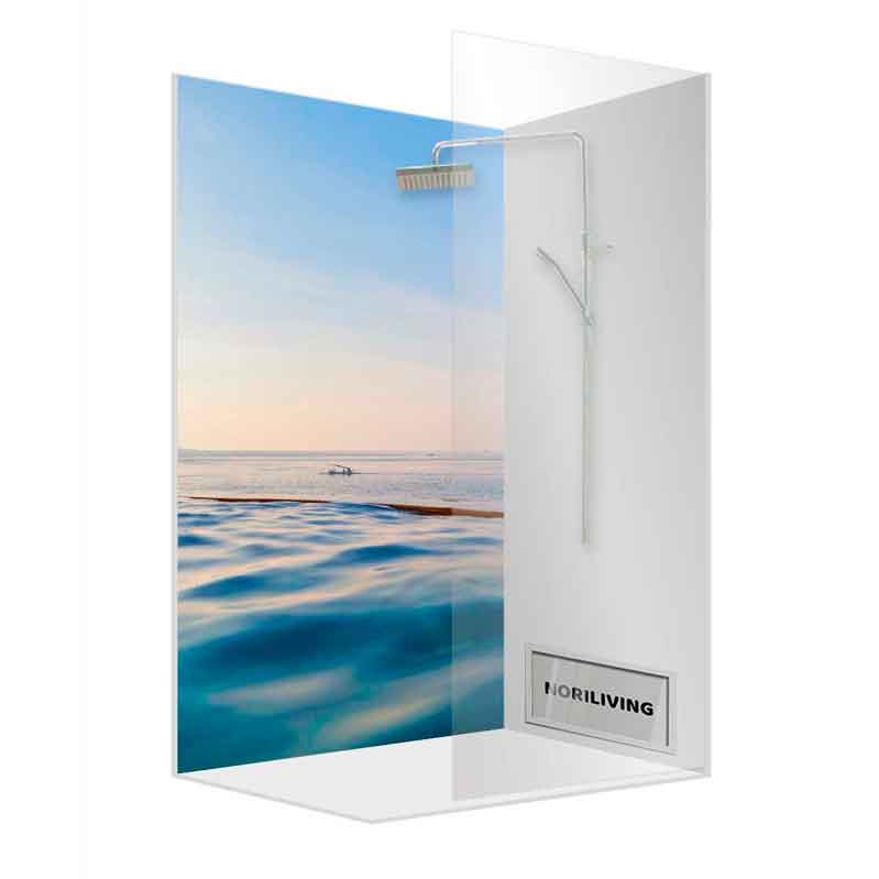 Duschkabine mit Panoramablick auf das Meer, integriertem Regenduschkopf und elegantem Design