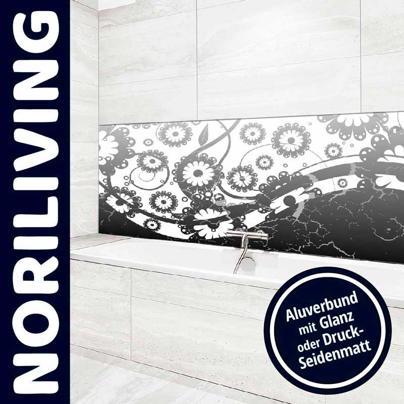 Badezimmer mit Aluverbund-Spritzschutz in floralem Design über der Badewanne