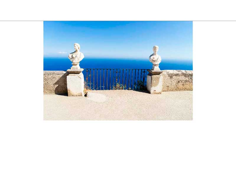 Atemberaubender Meerblick mit zwei antiken Statuen Antike Statuen auf einer Terrasse mit Blick auf das blaue Meer und den Horizont