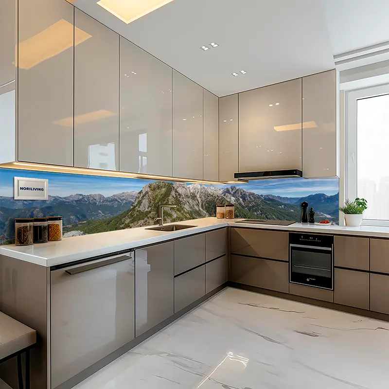 Helle Einbauküche mit Panorama-Bergrückwand