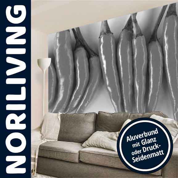 Elegantes Wohnzimmer mit grauer Fototapete aus Aluverbund, die stilisierte Paprika zeigt, und einem gemütlichen Sofa