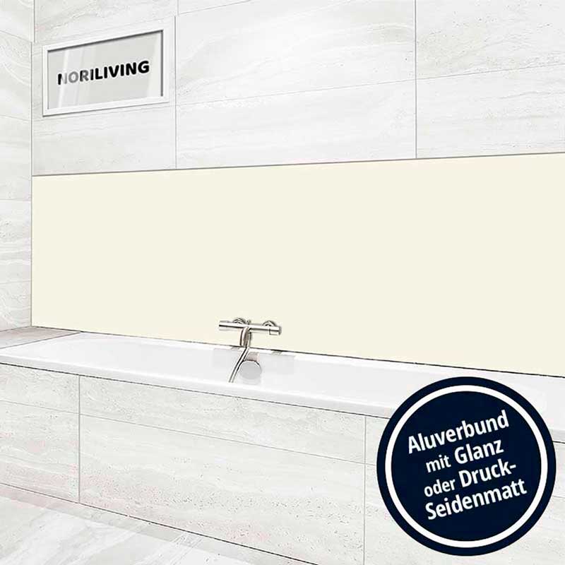 Badezimmer mit eleganter Wandverkleidung aus Aluverbund in Glanz oder Seidenmatt vor einer Badewanne