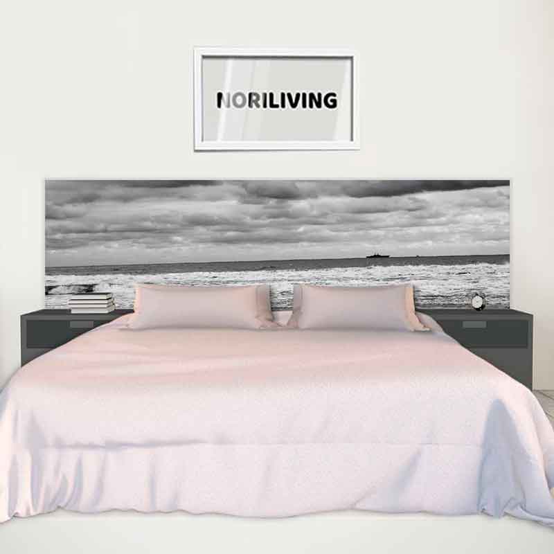 Modernes Schlafzimmer mit maritimer Wandgestaltung Schlafzimmer mit großem Bett, Meeresmotiv an der Wand und dekorativem 'NORILIVING'-Bild