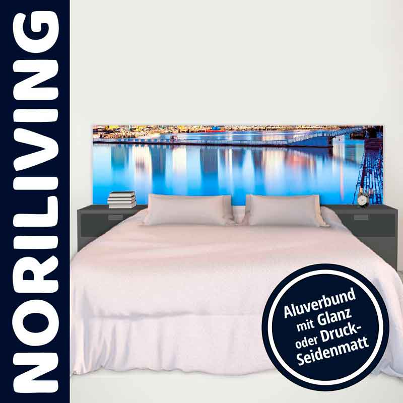 Schlafzimmer mit großem Bett und farbenfrohem Aluminiumwandbild im modernen Design