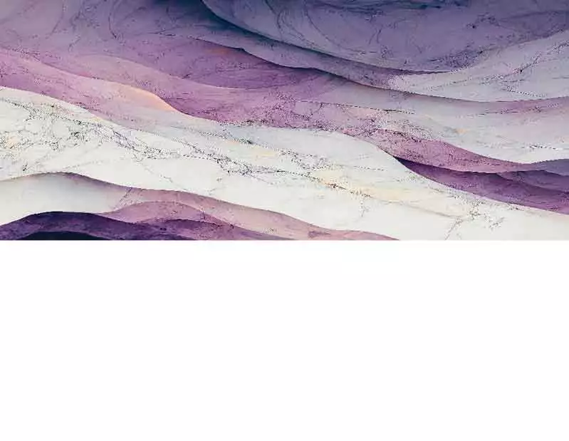 Abstrakte Schichten in Lila- und Graufarben auf einer Wandoberfläche