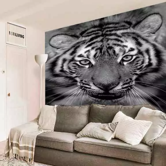 Stylisches Wohnzimmer mit großer Wandtapete eines Tigerkopfes hinter einem grauen Sofa