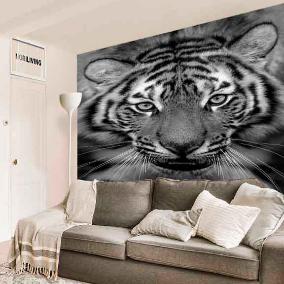 Stylisches Wohnzimmer mit großer Wandtapete eines Tigerkopfes hinter einem grauen Sofa