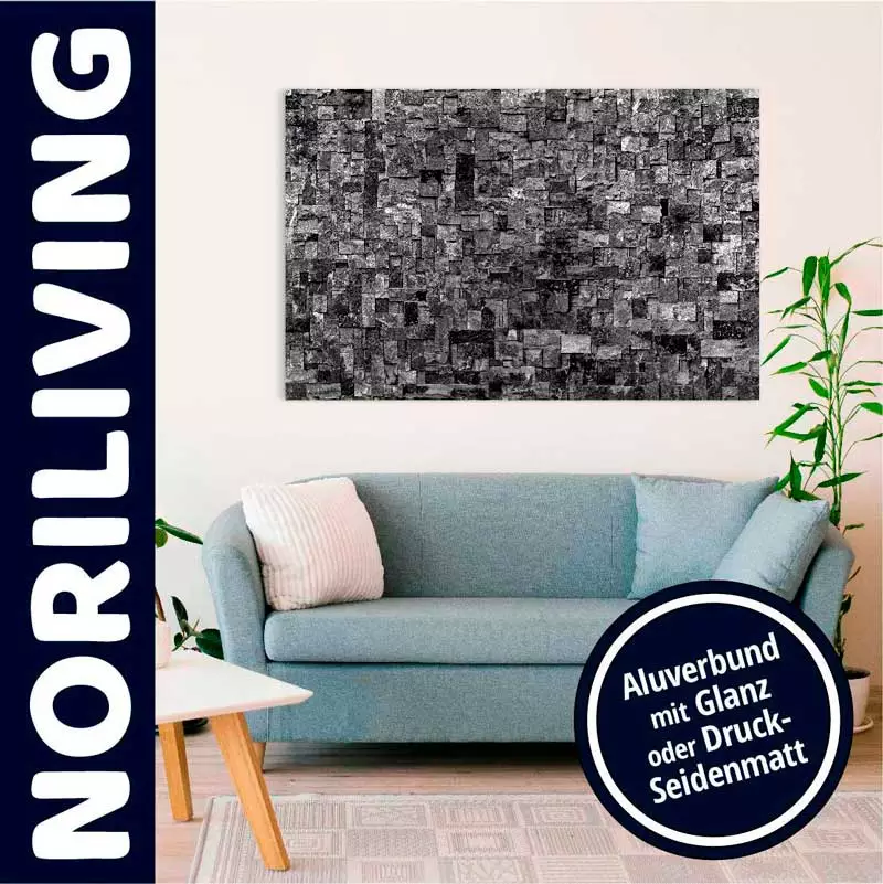 Wohnzimmer mit blauer Couch, Wandbild aus Aluverbund und Pflanze, NORILIVING Design.